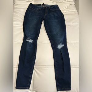 Junior’s Rewash brand classic rise, distressed jeans, size 7 (28 waist)